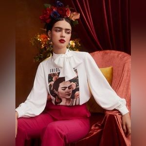 Blusa blanca manga larga estampado de Frida kalho